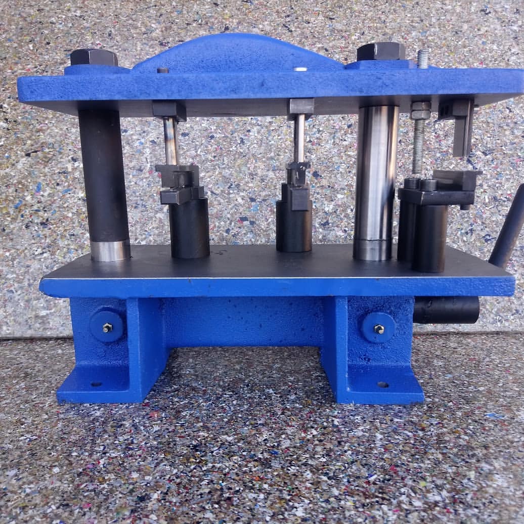 1 - Manual press for punching technological openings of aluminum profiles